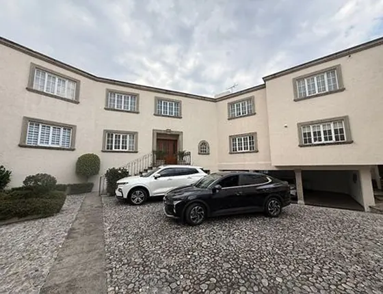 Residencia con amplio jardín en Jardines del Pedregal
