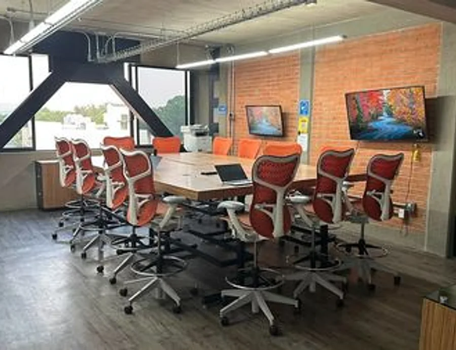 Oficinas corporativas sobre avenida División del Norte — fotografía 1