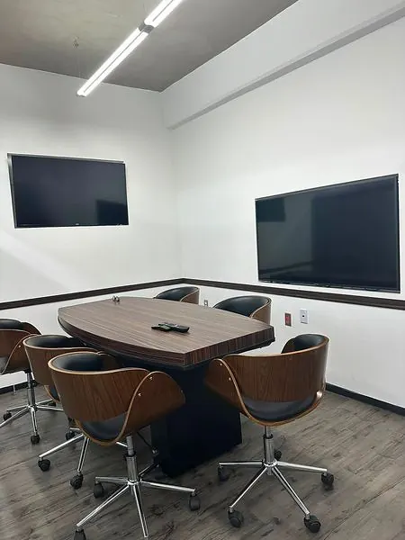 Oficinas corporativas sobre avenida División del Norte — fotografía 3