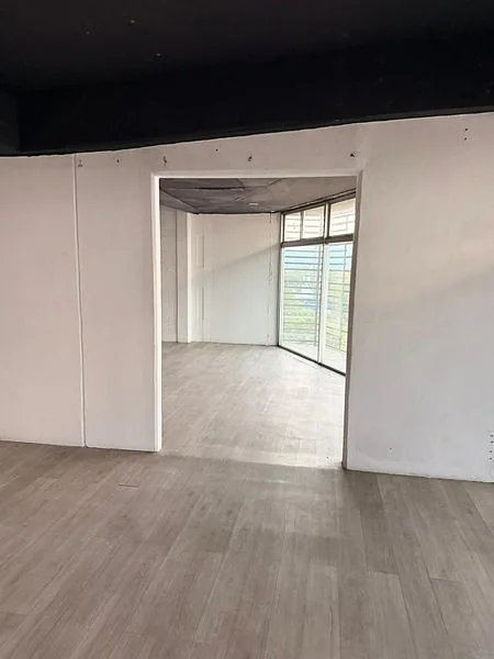 Oficinas corporativas sobre avenida División del Norte — fotografía 10